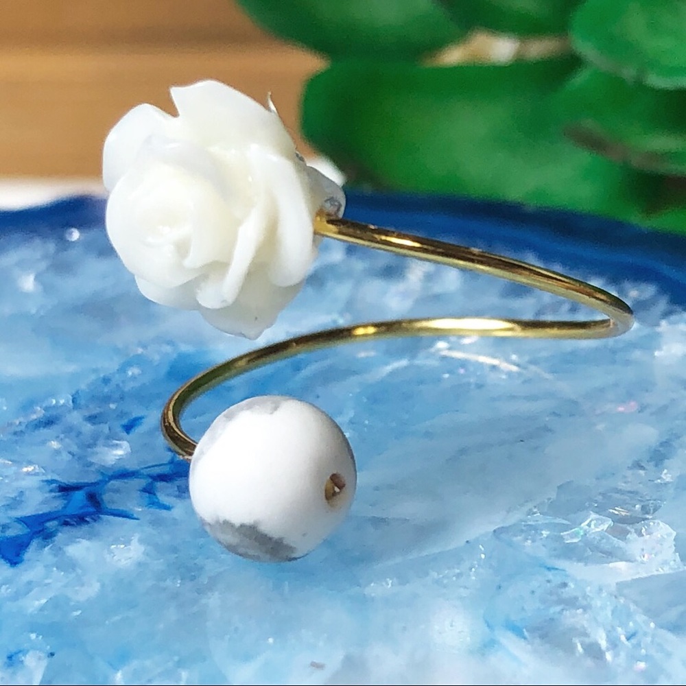 White rose and white howlite gold spiral ring - Picture 2 of 2